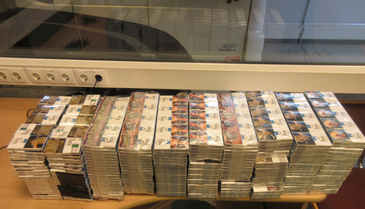 Uz galda saliktas daudz “Minsk” cigarešu paciņas