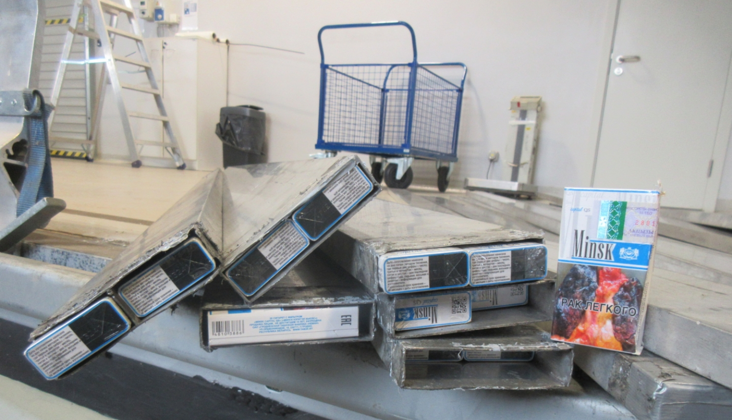 Kontrabandas cigaretes tuvplānā. 