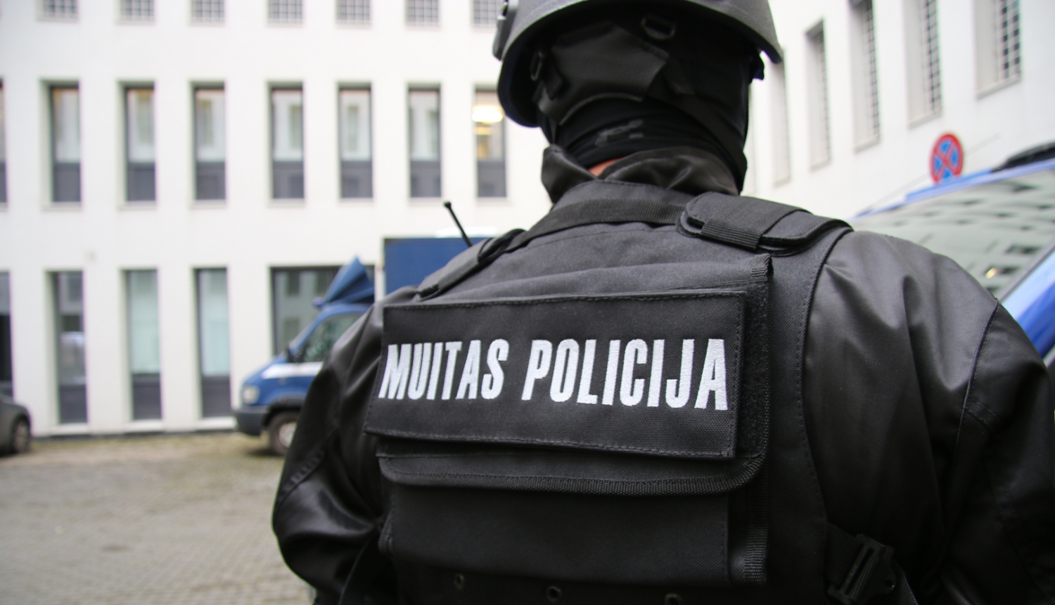 Cilvēks no mugurpuses, muitas policijas apģērbā