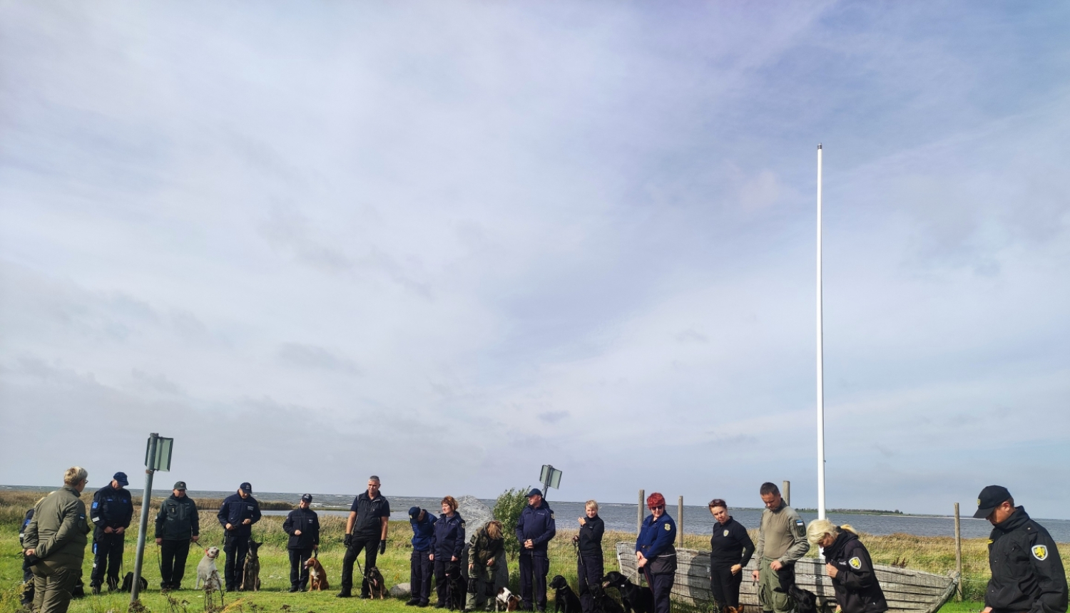 Kinologi ar narkotisko vielu meklēšanas darba suņiem, sākoties sacensībām