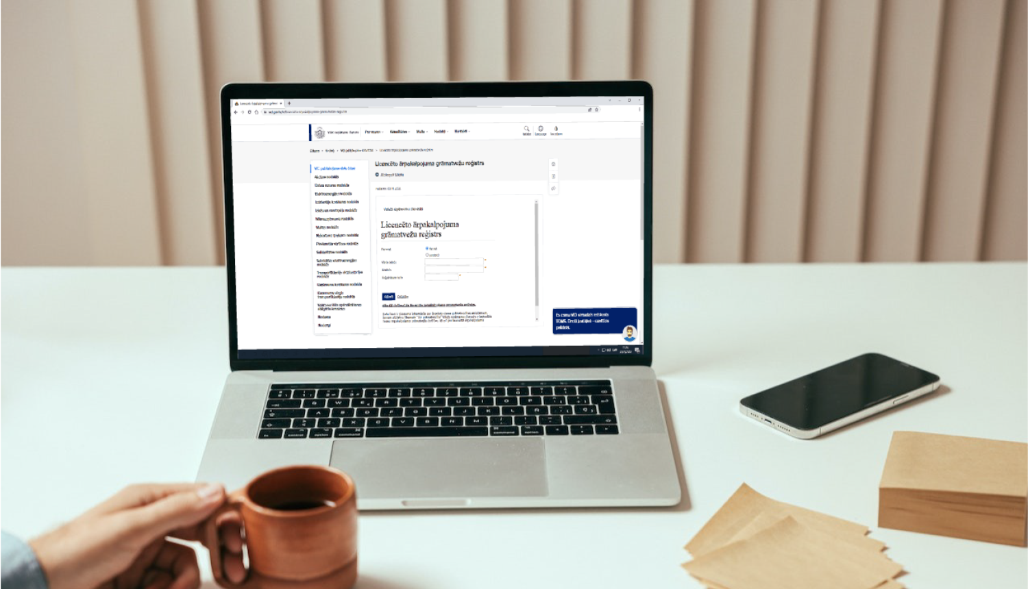 Atvērts portatīvais dators uz galda