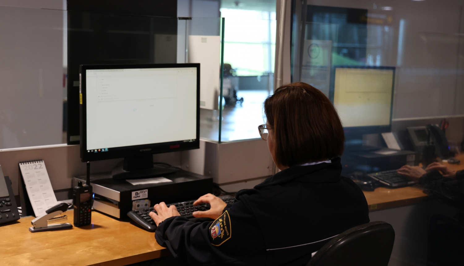 Muitas darbinieks pie datorgalda