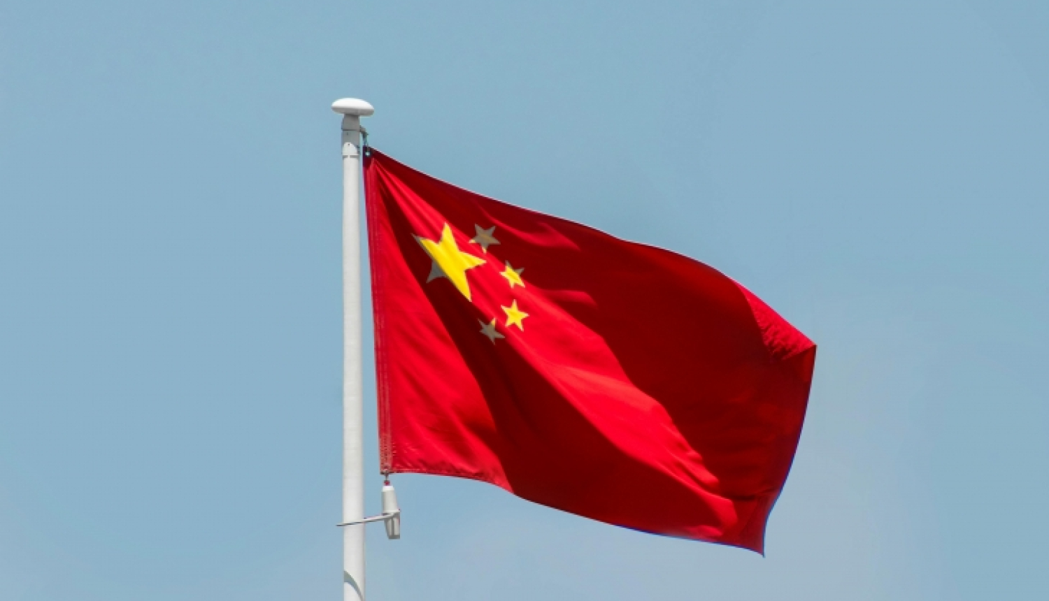 Ķīnas Tautas Republikas karogs plīvo debesīs