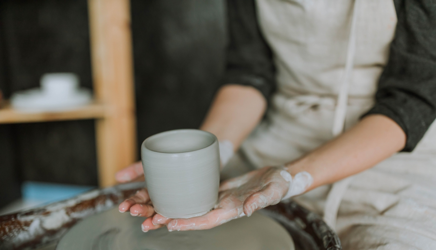 Podniece tur rokās tikko izvirpotu krūku
