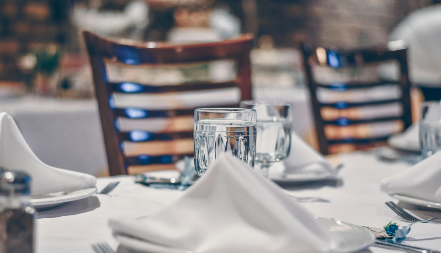 Uzklāts galds priekšplānā salvete un šķīvis