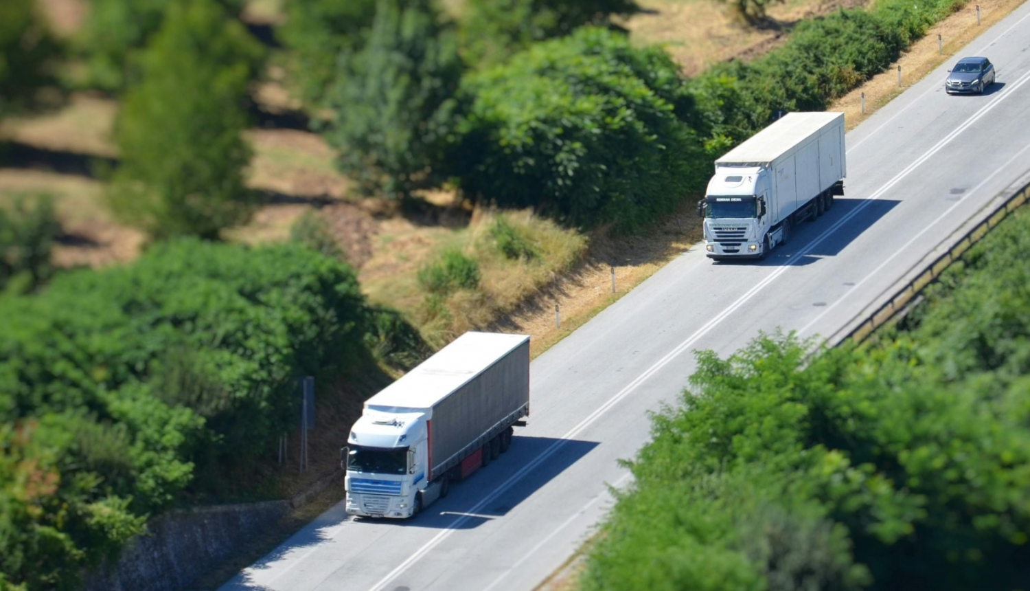 Uz lielceļa braucošas 2 kravas automašīnas