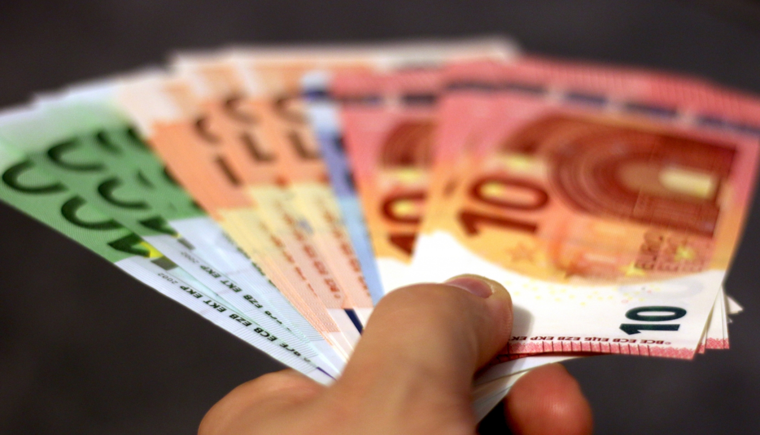 Roka ar eiro banknotēm 