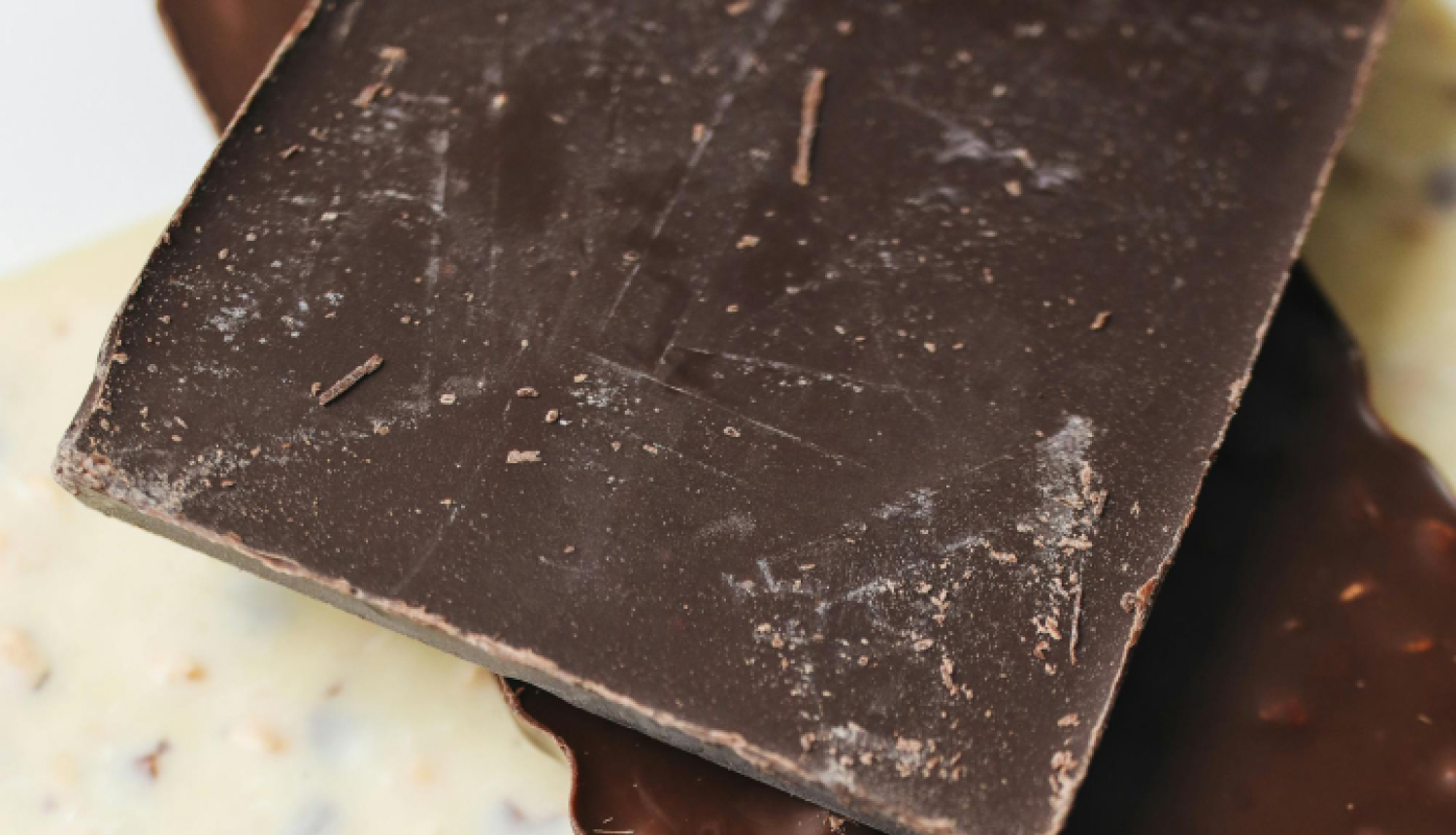 Baltās, brūnās un melnās šokolādes tāfelītes