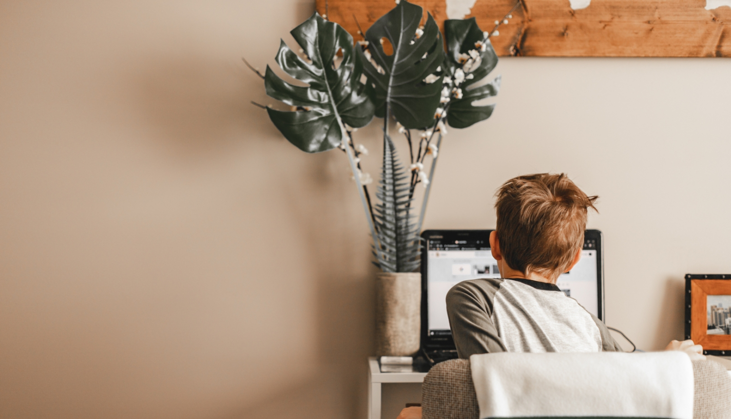 Bērns pie datorgalda