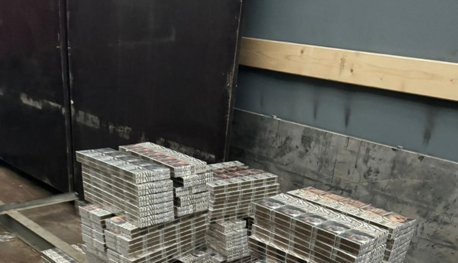 Kontrabandas cigarešu iepakojumi salikti kaudzē