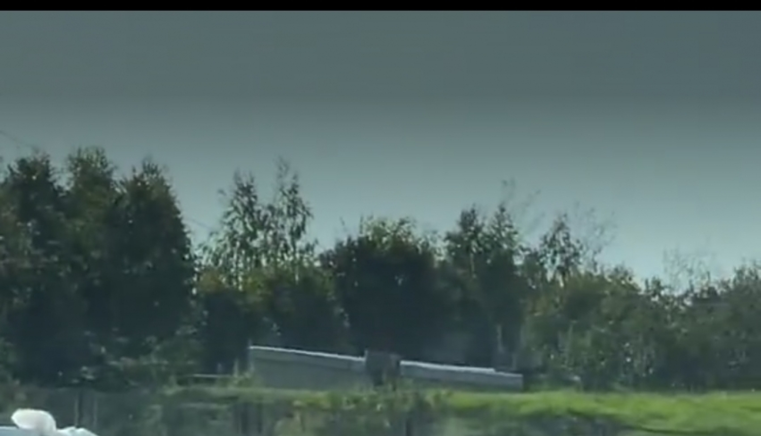 Laukumā stāv automobiļi