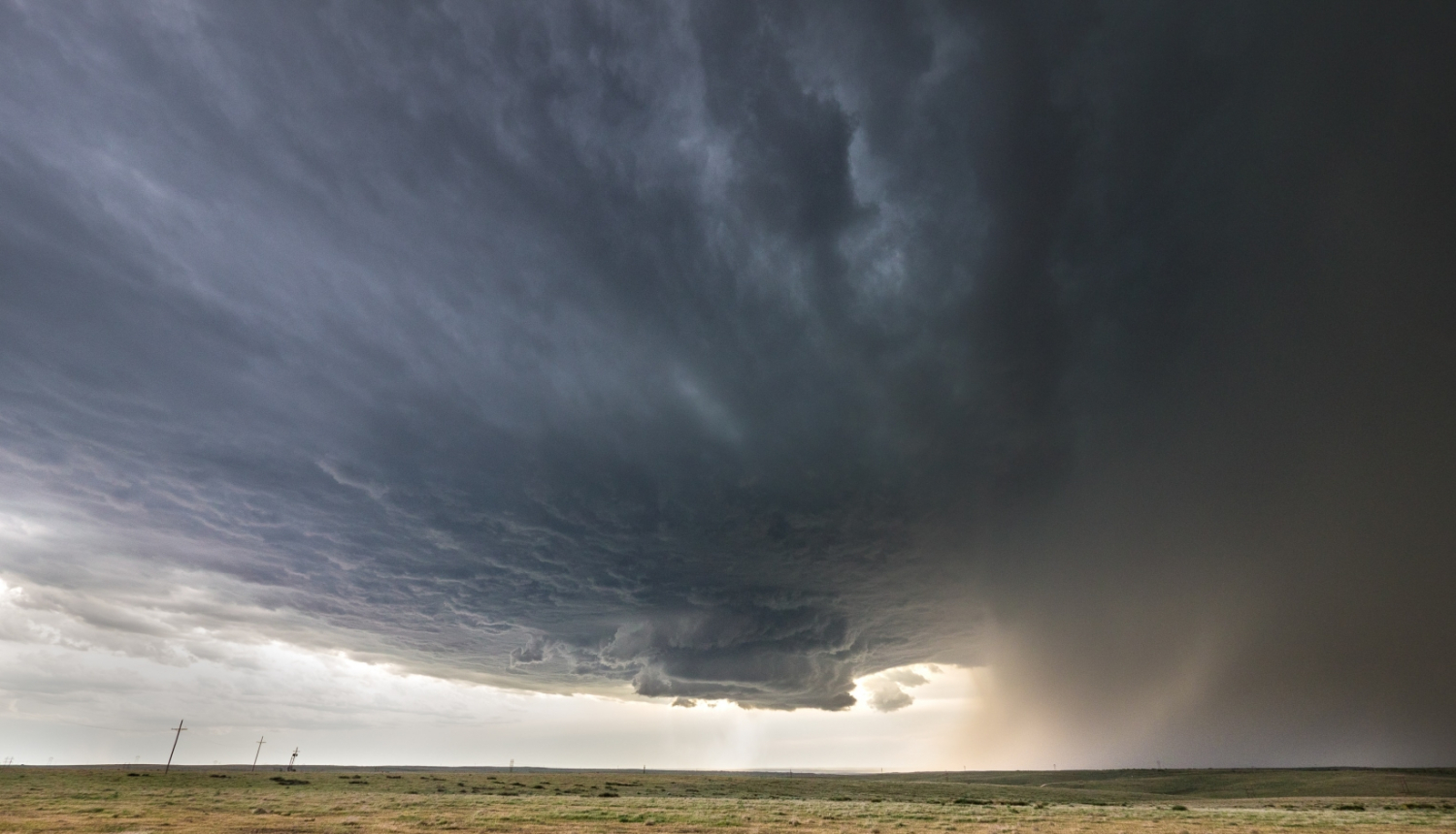 Tumši mākoņi un pļava