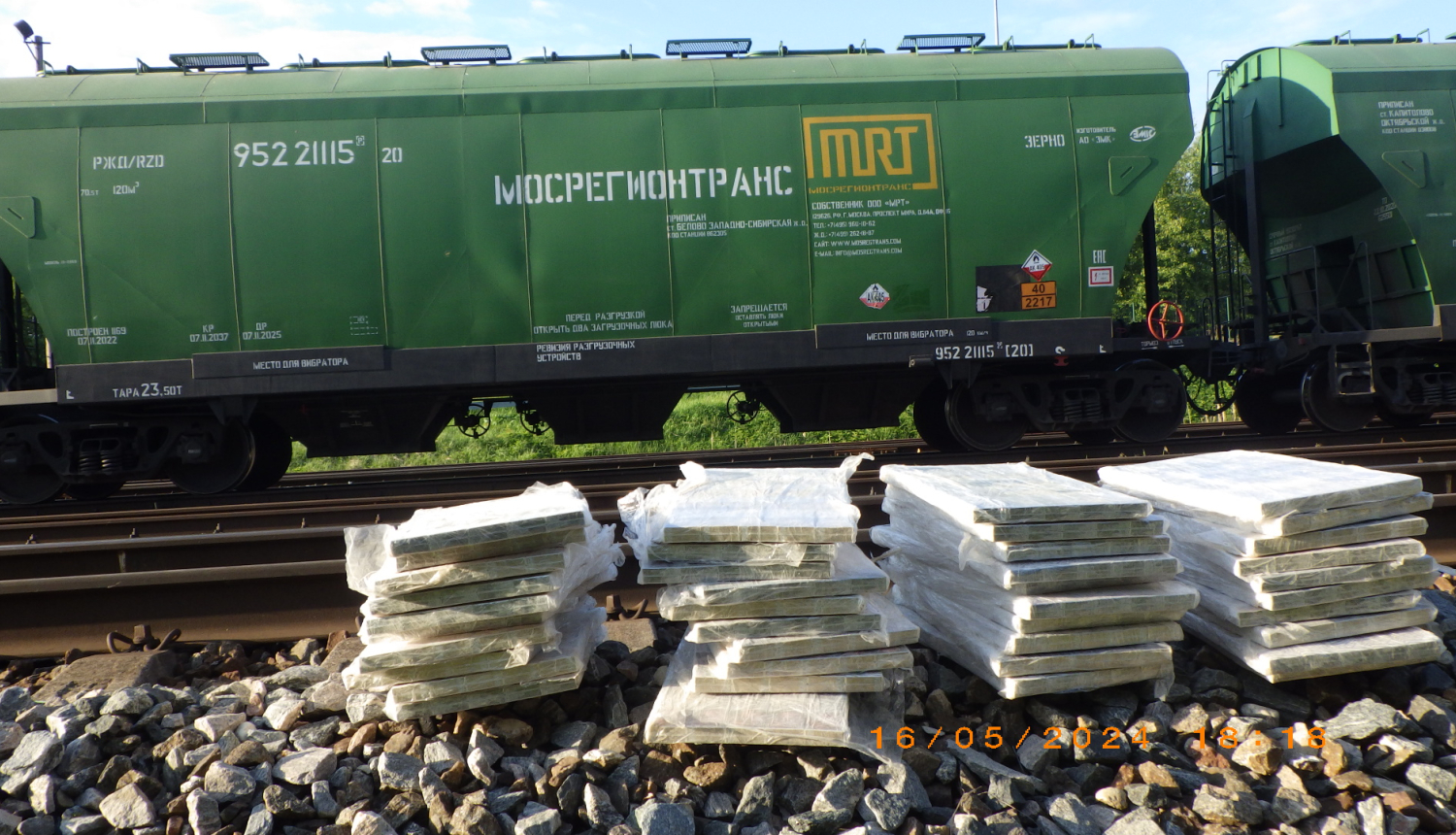 Blakus dzelzceļa vagonam stāv 120 000 kontrabandas cigaretes