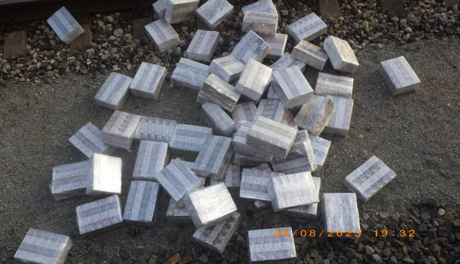 Uz zemes daudzas pakas ar kontrabandas cigaretēm