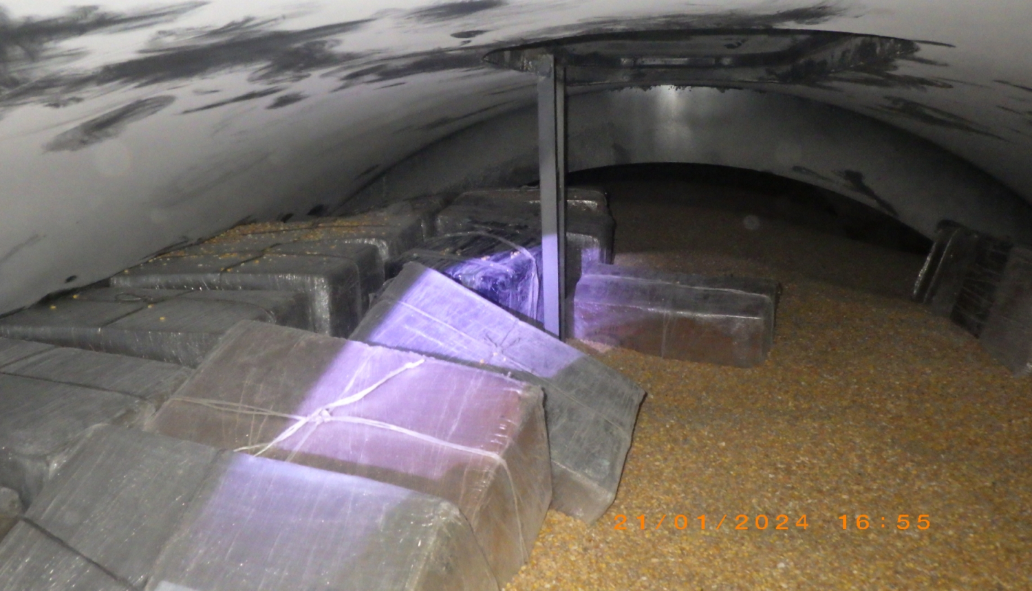 Dzelzsceļa vagonā ar kukurūzas graudu kravu paslēptas 27 kastes ar cigaretēm