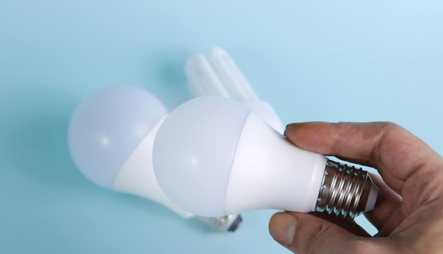 Rokā paņemta elektrības spuldzīte