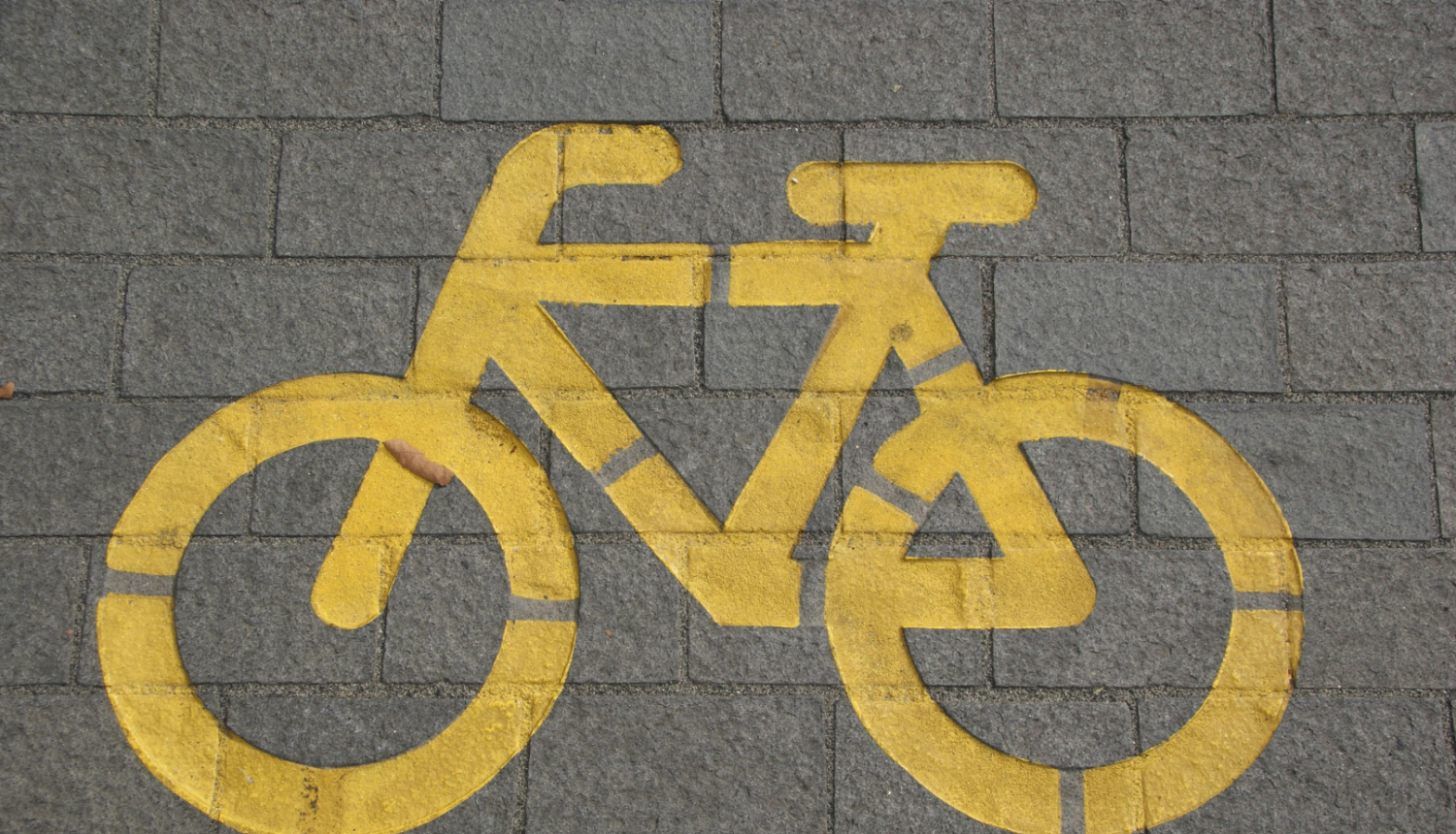 Vizuāls dzeltens velo uzzīmēts uz bruģa