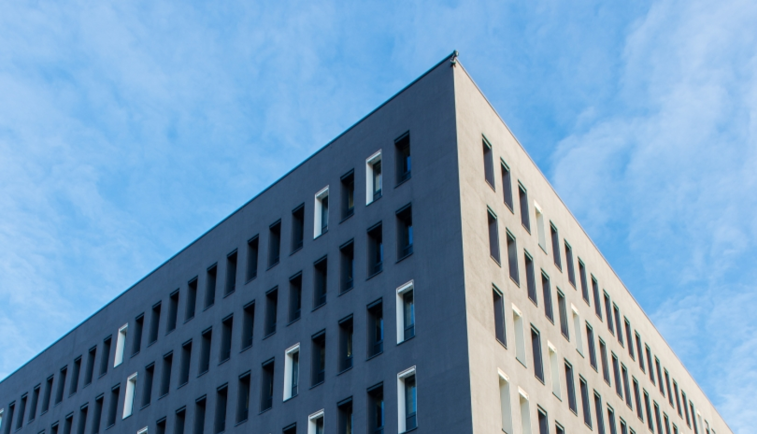 VID ēkas ieejas fasāde