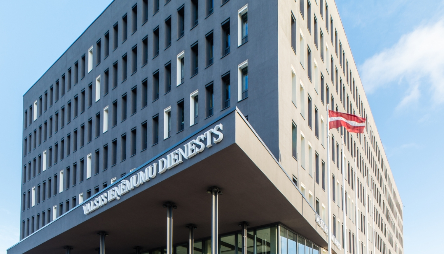 VID ēkas ieejas fasāde