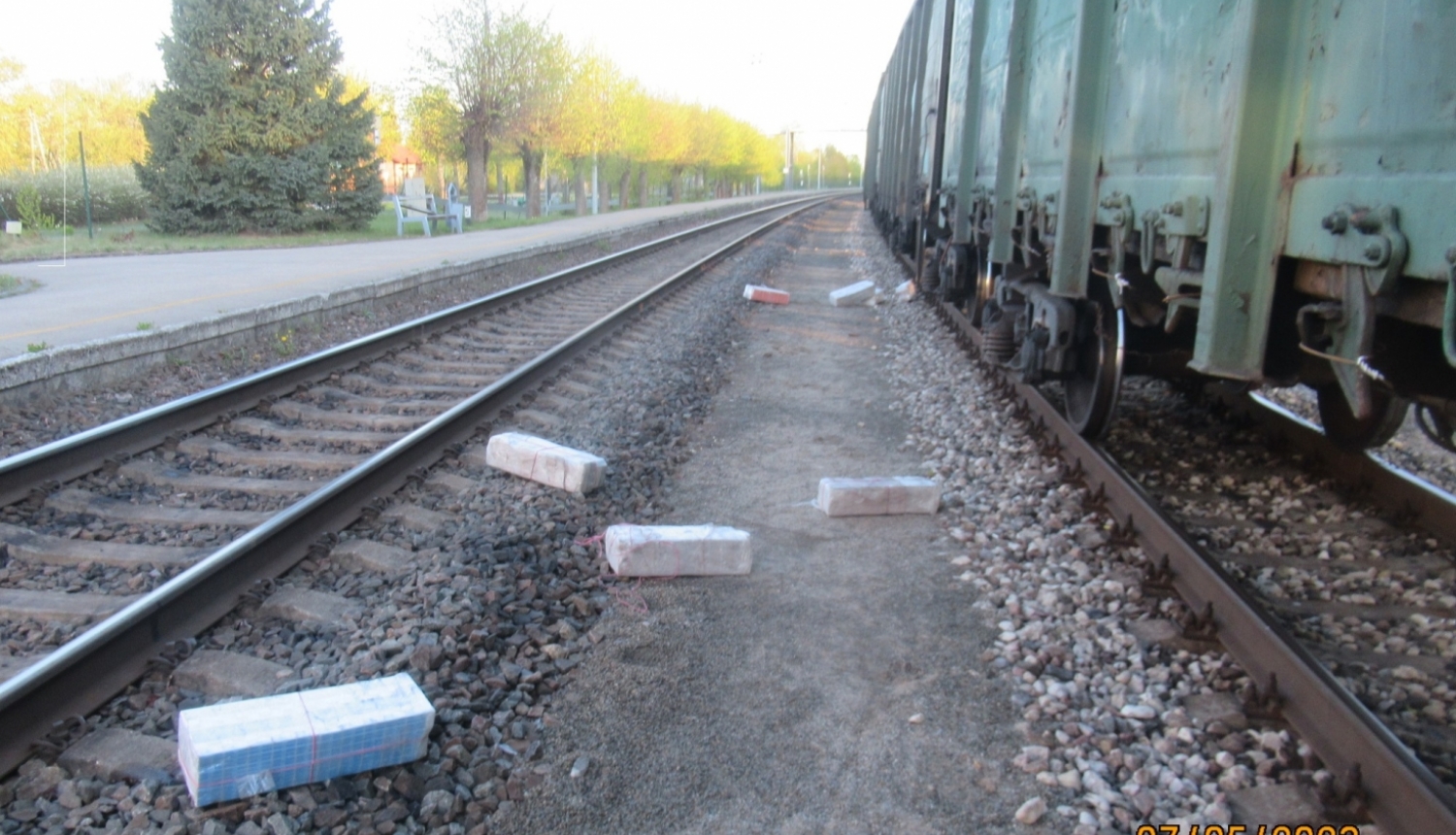 Kontrabandas cigarešu iepakojumi starp dzelzceļa sliedēm