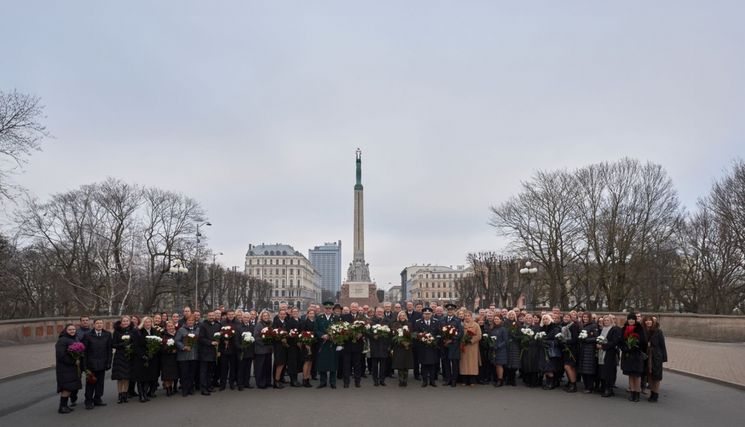Latvijas muitas pārstāvji tās dibināšanas 105. gadadienā pie Brīvības pieminekļa