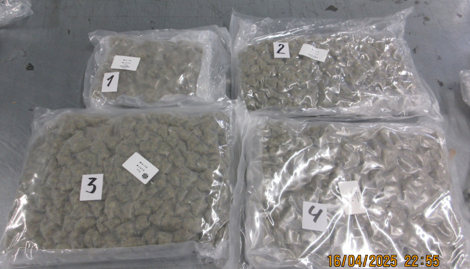 Uz metāla virsmas četri caurspīdīgi iepakojumi ar marihuānu 