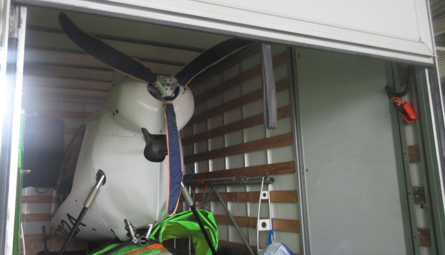 Muitnieki transportlīdzekļa kravas nodalījumā atrod lidaparātu, kuram nav pieteikta muitas procedūra.