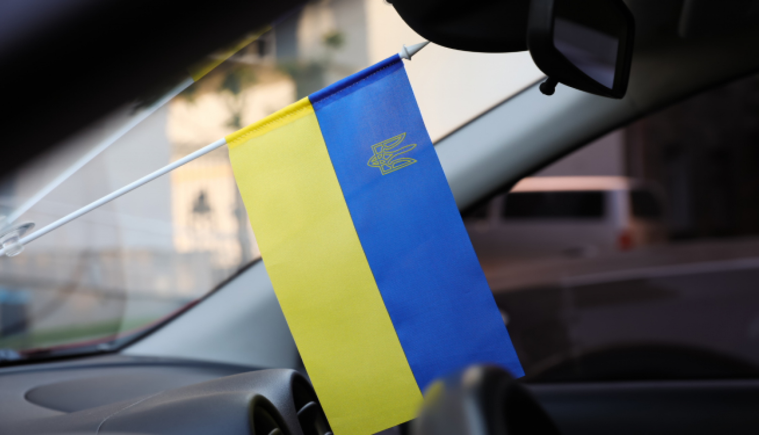 Mazs Ukrainas karodziņš automašīnā pie priekšējā stikla