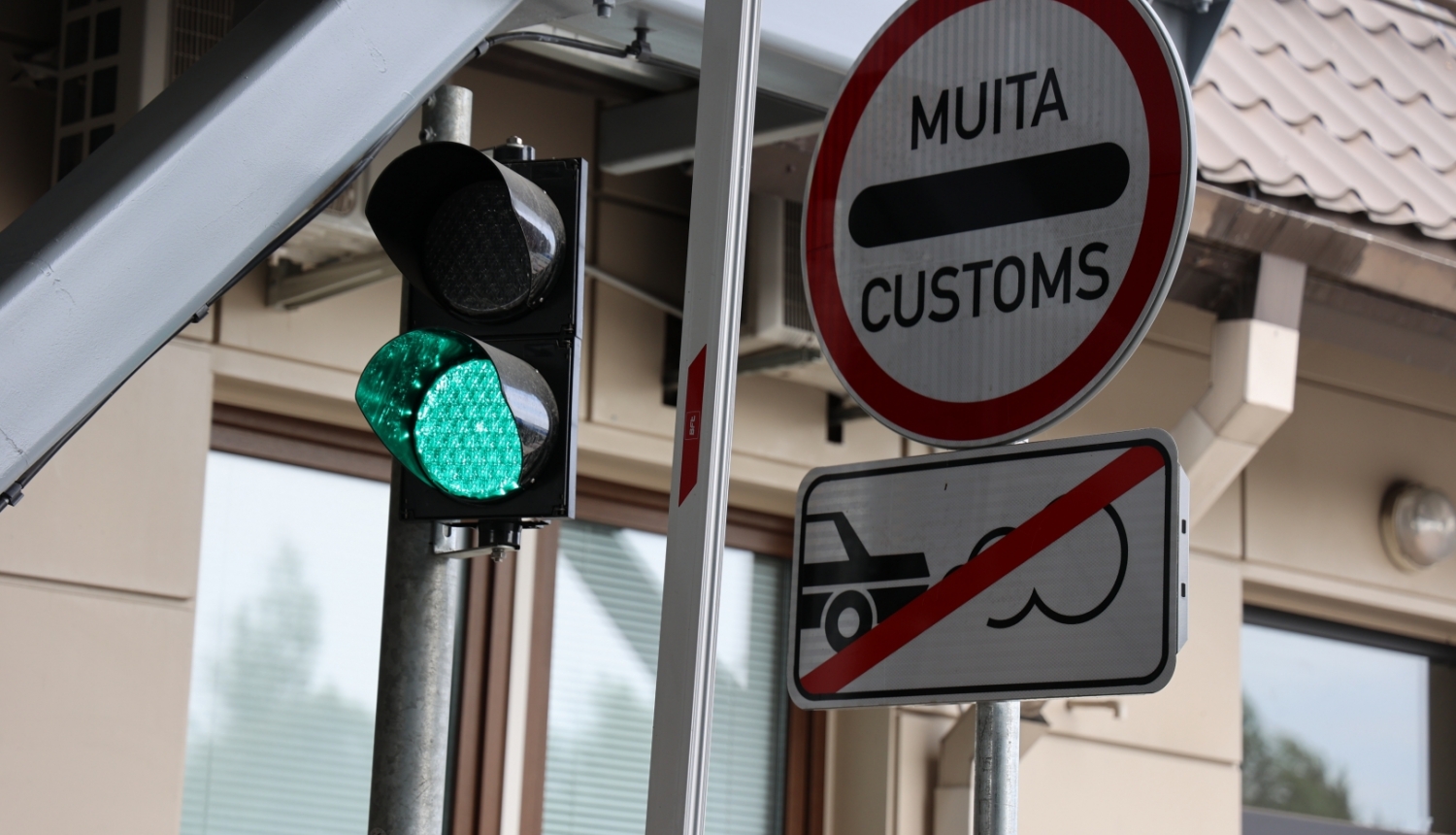 Luksaforā zaļā gaisma un ceļa zīmes "Muita", "Izslēgt dzinēju"
