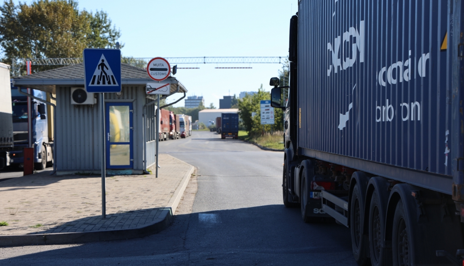 Izbraukšana no Rīgas brīvostas MKP, kreisajā pusē kravasautomašīnas sāns