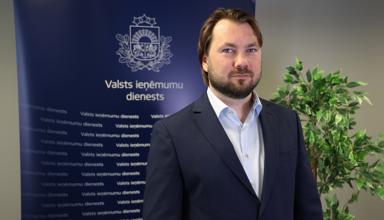 J.Upmanis, aizmugurē VID baneris