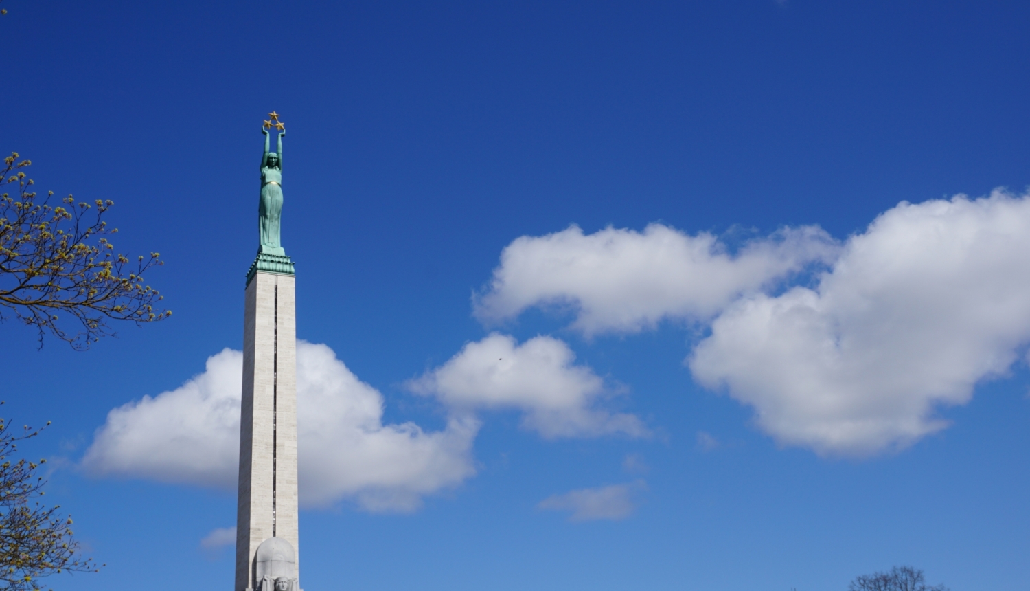 Brīvības piemineklis debesu fonā