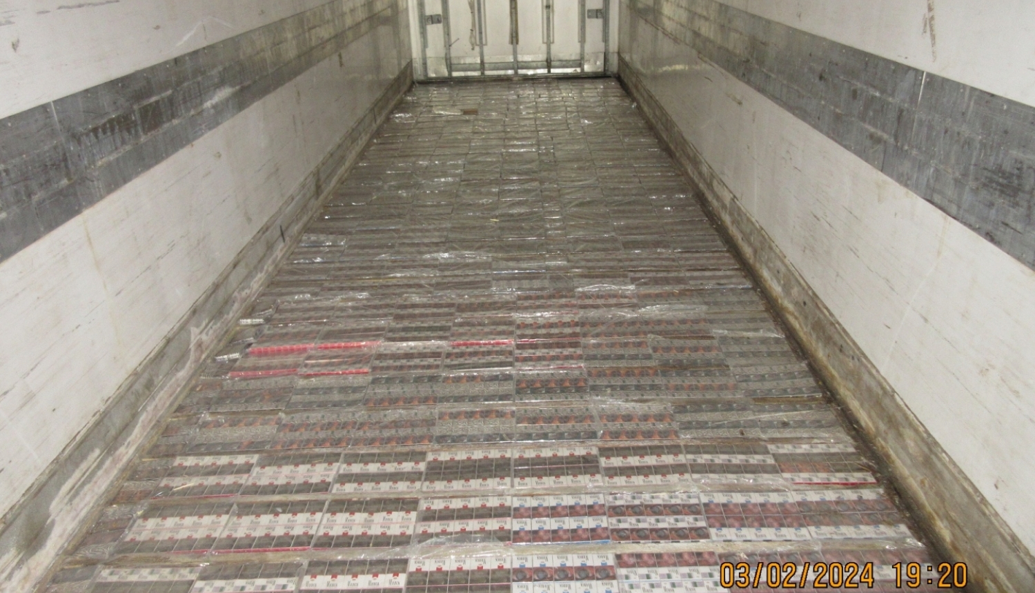 Puspiekabes grīdā izveidotā slēptuvē atrodas 170 tūkstoši kontrabandas cigarešu.