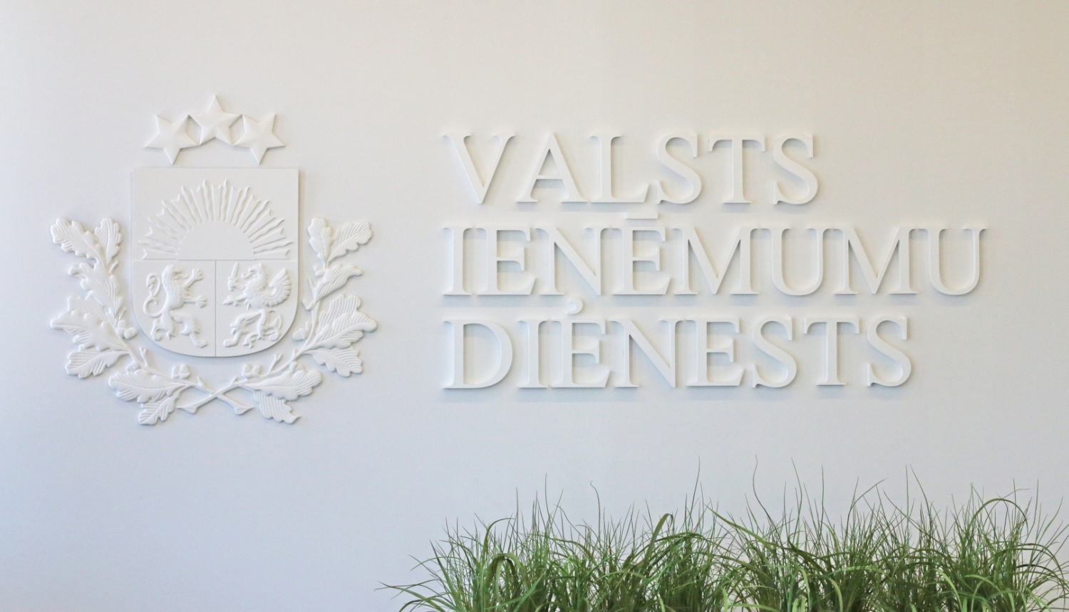 Uz balta fona, ģērbonis un teksts "Valsts ieņēmumu dienests"