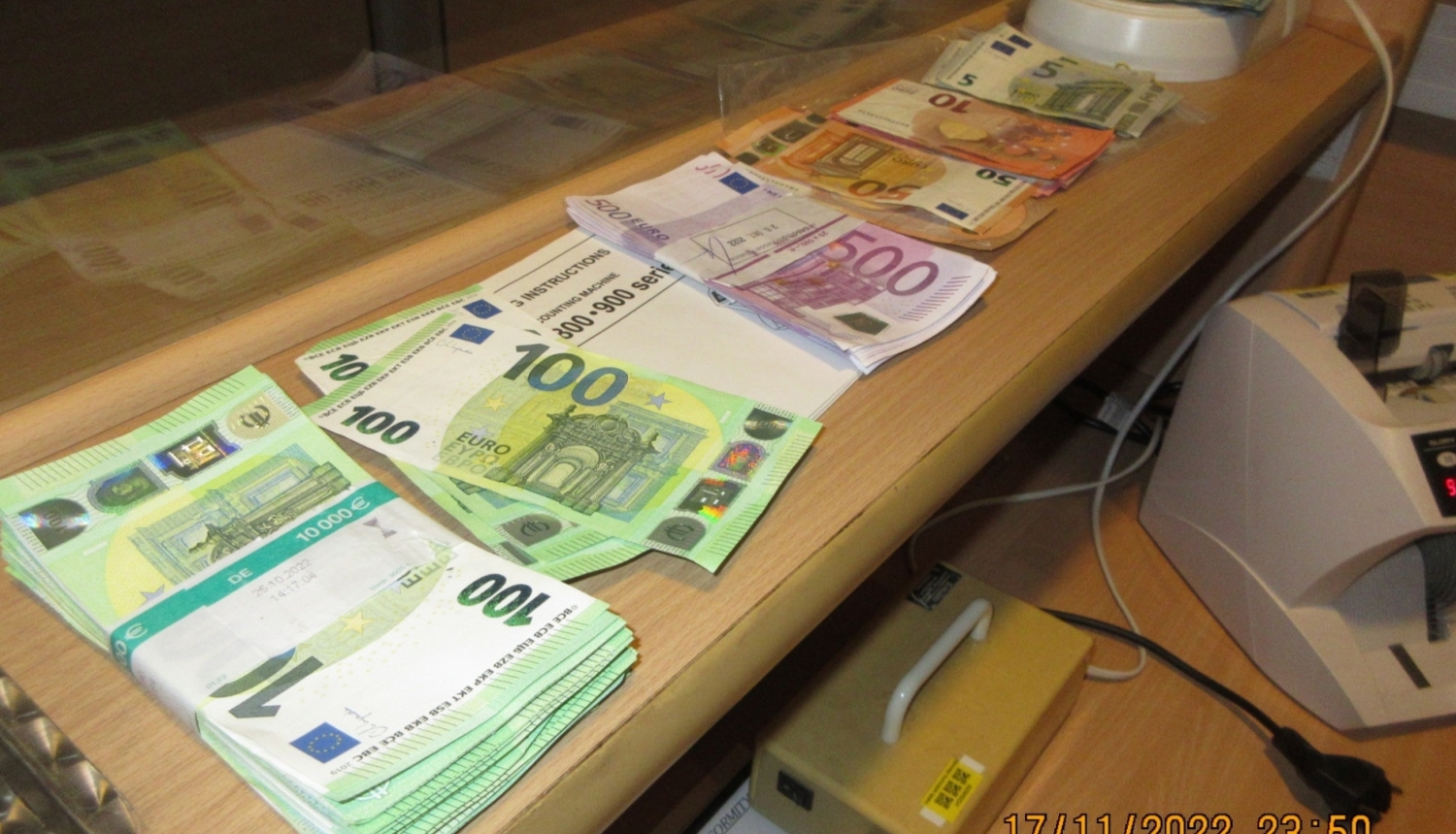 Dažādas vērtības eiro papīra banknotes 