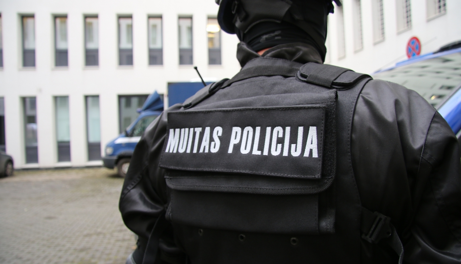 Cilvēks no mugurpuses, muitas policijas apģērbā